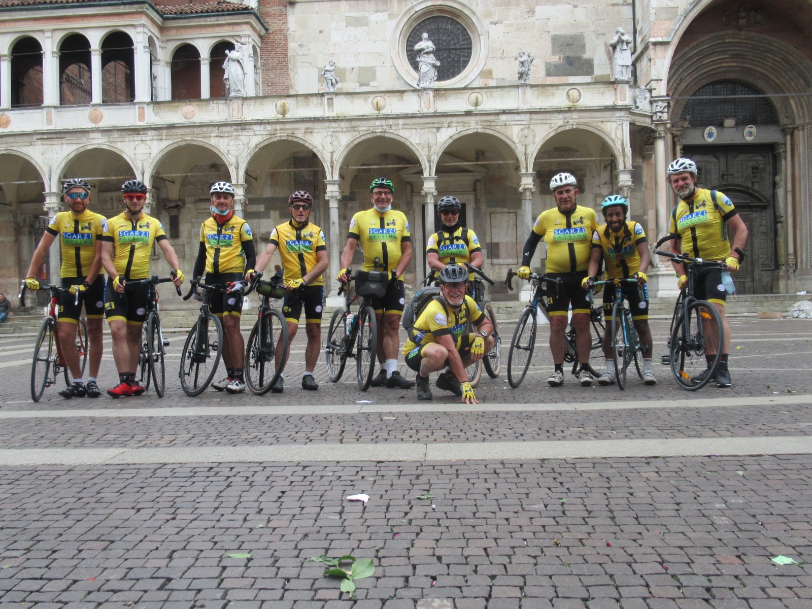 I ciclisti nella piazza a Crema