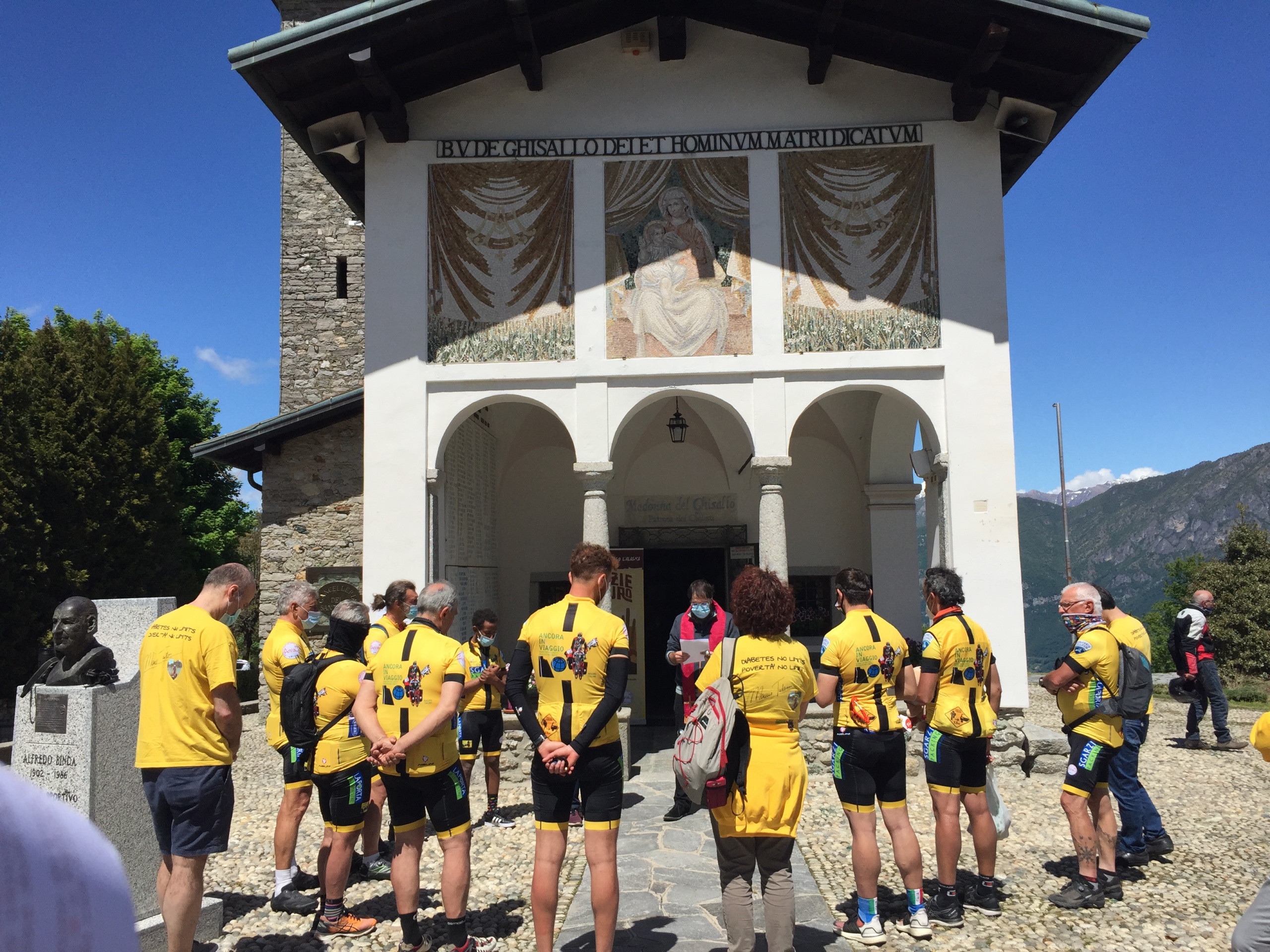 In preghiera al Santuario